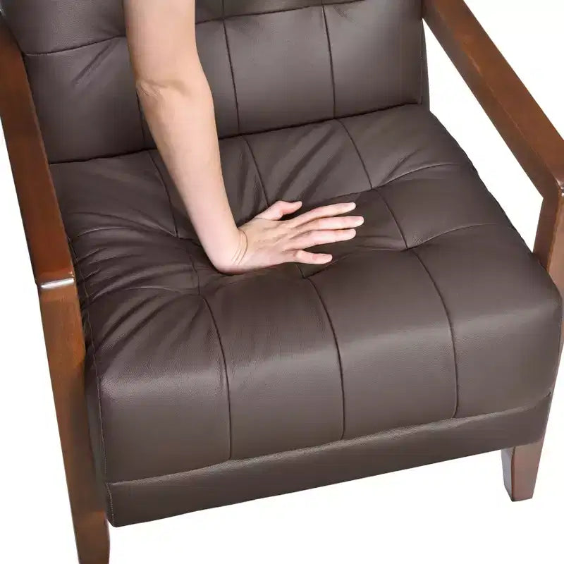 Comoda poltrona d'accento in pelle, contemporanea per il soggiorno, con cuscino imbottito trapuntato e braccioli in legno color noce