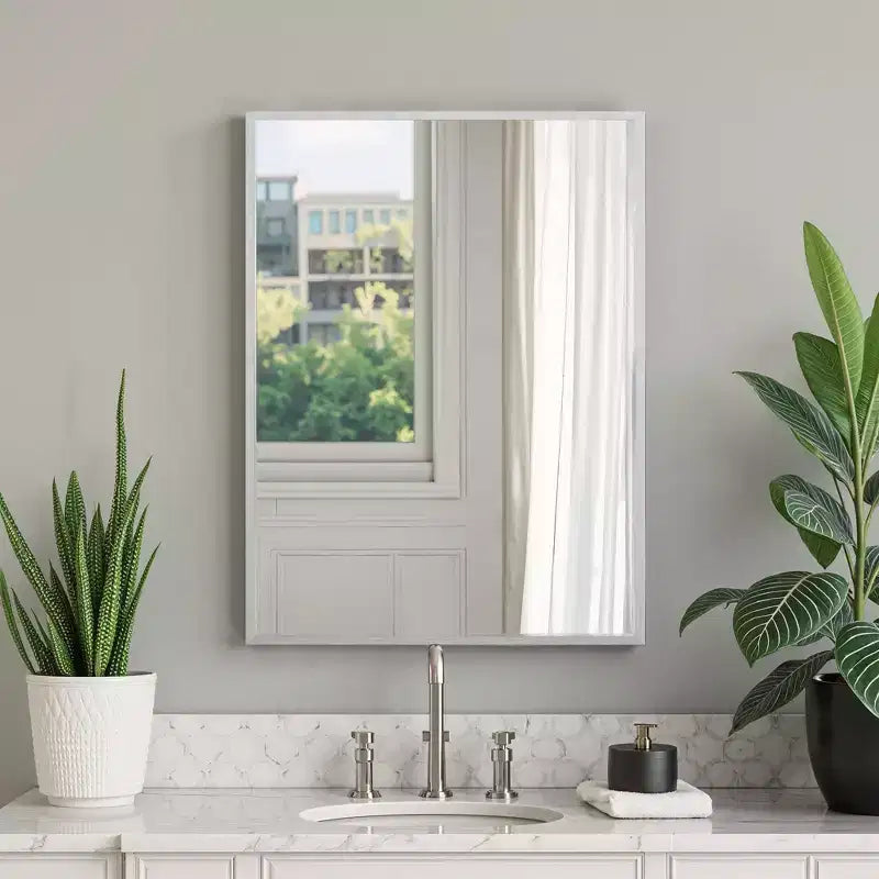 Nowoczesne prostokątne lustro z aluminium w kolorze srebrnym, 96 cm, z wąską ramą, prostymi kątami i głębokością 1.5cm