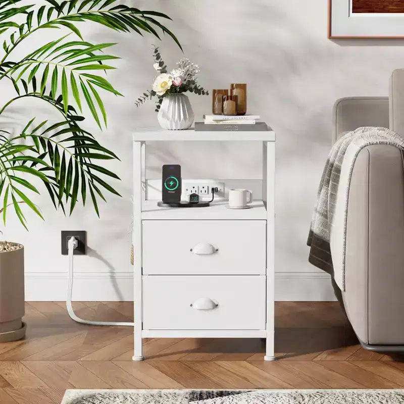 Set di 2 comodini con stazione di ricarica e porte USB, tavolini moderni da letto con 2 cassetti in tessuto e ripiani portaoggetti, tavolini da soggiorno, bianchi, per camera da letto