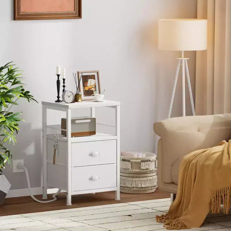 Set di 2 comodini con stazione di ricarica e porte USB, tavolini moderni da letto con 2 cassetti in tessuto e ripiani portaoggetti, tavolini da soggiorno, bianchi, per camera da letto