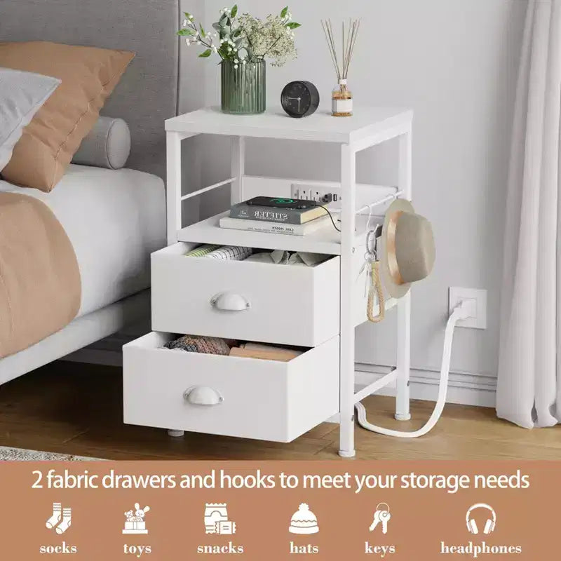 Set di 2 comodini con stazione di ricarica e porte USB, tavolini moderni da letto con 2 cassetti in tessuto e ripiani portaoggetti, tavolini da soggiorno, bianchi, per camera da letto