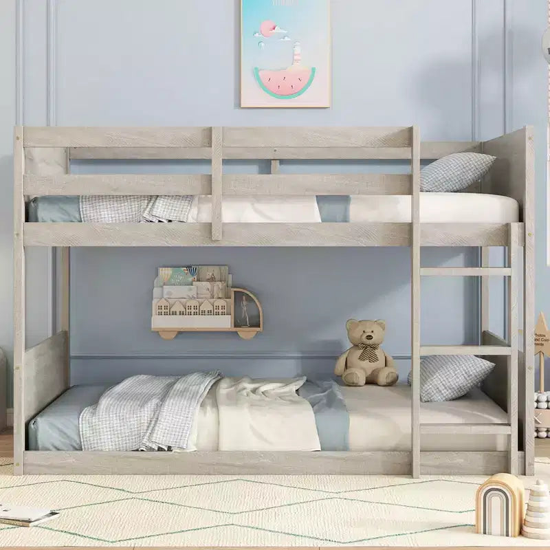 Letto a castello a terra singolo sopra singolo con testiera e pediera a pannelli, struttura in legno di caucciù con sponde di sicurezza e scaletta, rovere anticato