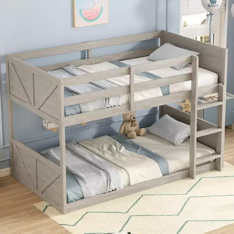 Letto a castello a terra singolo sopra singolo con testiera e pediera a pannelli, struttura in legno di caucciù con sponde di sicurezza e scaletta, rovere anticato