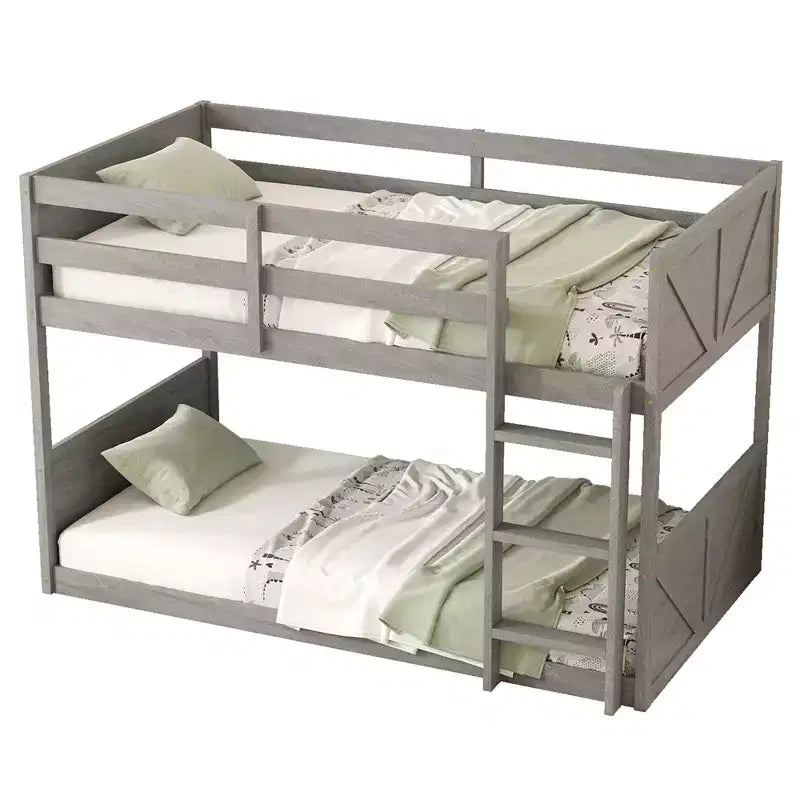 Letto a castello a terra singolo sopra singolo con testiera e pediera a pannelli, struttura in legno di caucciù con sponde di sicurezza e scaletta, rovere anticato