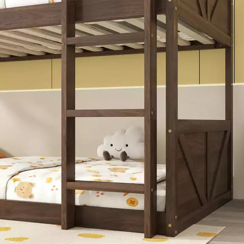Letto a castello a terra singolo sopra singolo con testiera e pediera a pannelli, struttura in legno di caucciù con sponde di sicurezza e scaletta, rovere anticato
