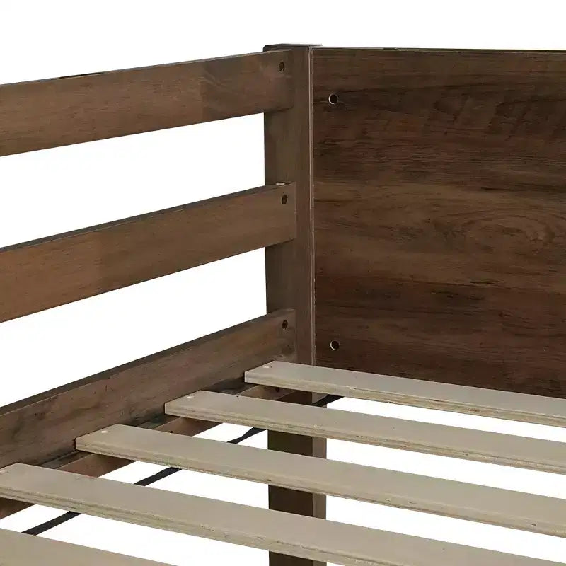 Letto a castello a terra singolo sopra singolo con testiera e pediera a pannelli, struttura in legno di caucciù con sponde di sicurezza e scaletta, rovere anticato