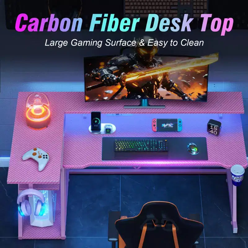 Scrivania da gaming angolare a L da 55 pollici, rosa, con supporto per monitor e ripiani contenitori a 3 livelli, moderna scrivania da gamer in fibra di carbonio, soluzione salvaspazio