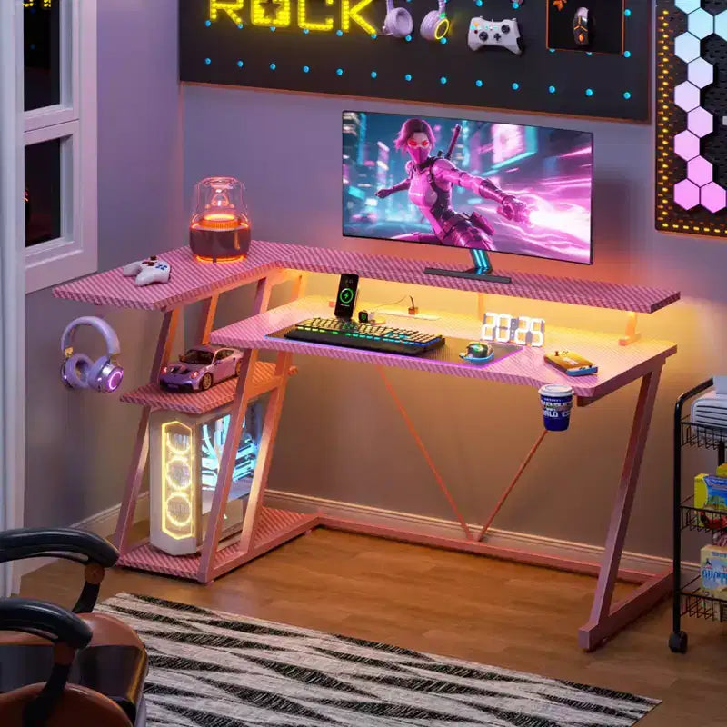 Scrivania da gaming angolare a L da 55 pollici, rosa, con supporto per monitor e ripiani contenitori a 3 livelli, moderna scrivania da gamer in fibra di carbonio, soluzione salvaspazio