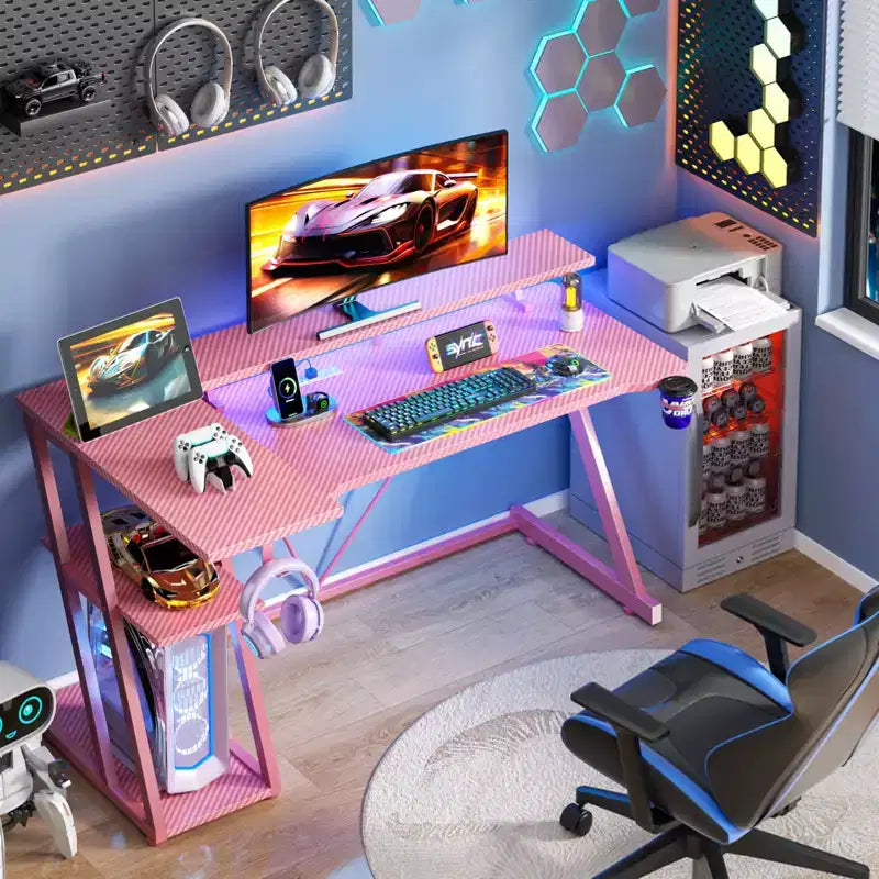 Scrivania da gaming angolare a L da 55 pollici, rosa, con supporto per monitor e ripiani contenitori a 3 livelli, moderna scrivania da gamer in fibra di carbonio, soluzione salvaspazio