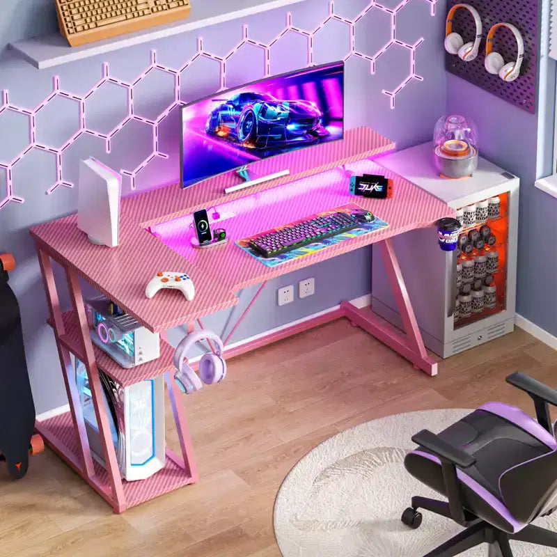 Scrivania da gaming angolare a L da 55 pollici, rosa, con supporto per monitor e ripiani contenitori a 3 livelli, moderna scrivania da gamer in fibra di carbonio, soluzione salvaspazio