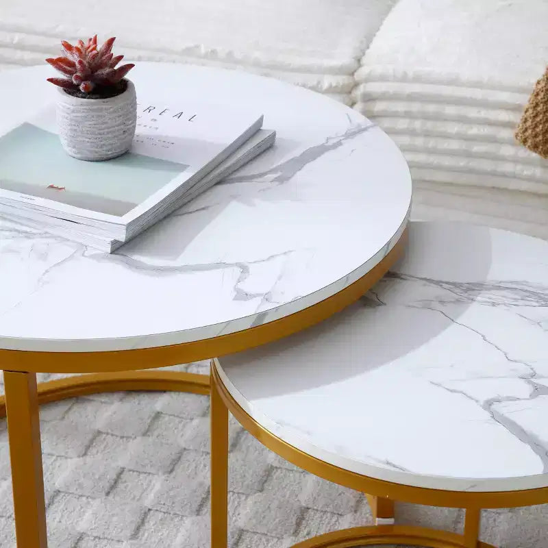 Set di 2 tavolini da salotto impilabili con piano in marmo bianco e grigio e struttura dorata, tavolini rotondi in legno per soggiorno, camera da letto o come comodino moderno in stile industriale