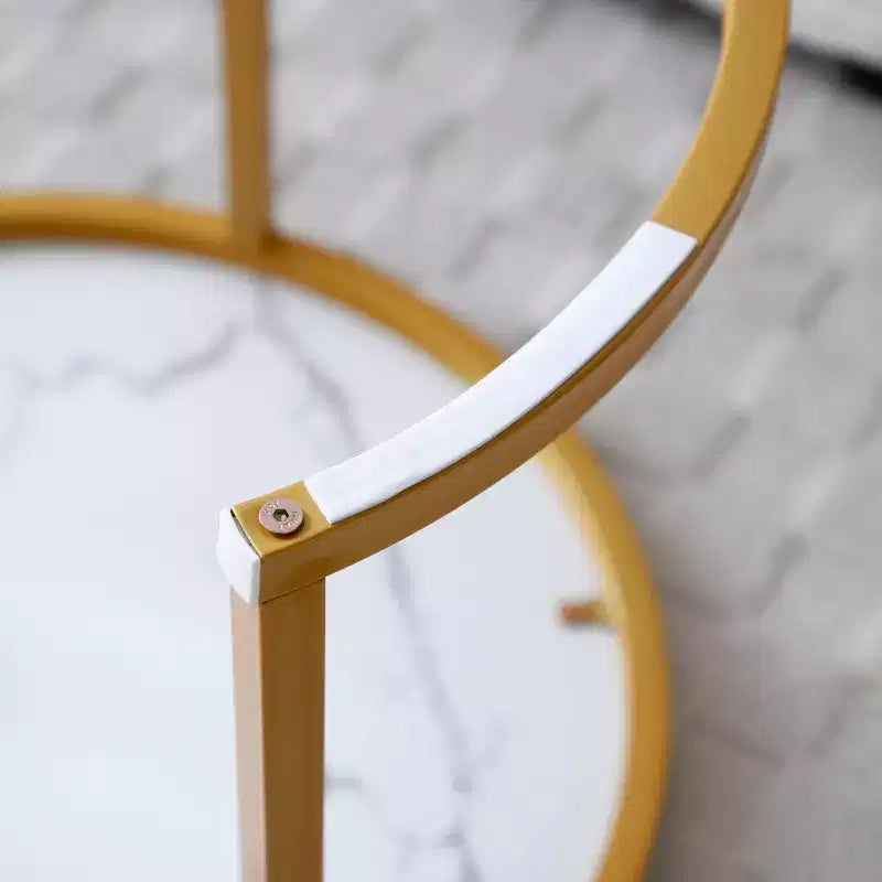 Set di 2 tavolini da salotto impilabili con piano in marmo bianco e grigio e struttura dorata, tavolini rotondi in legno per soggiorno, camera da letto o come comodino moderno in stile industriale