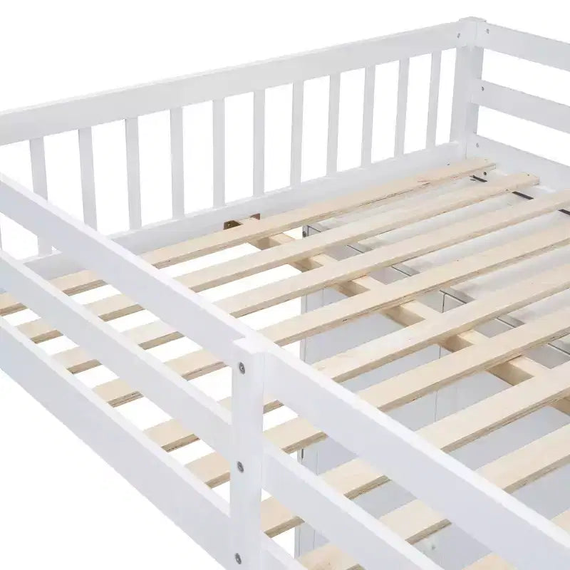 Letto a castello moderno con letto matrimoniale sopra e letto a una piazza e mezza sotto, guardaroba e 5 cassetti
