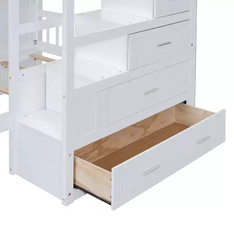 Letto a castello moderno con letto matrimoniale sopra e letto a una piazza e mezza sotto, guardaroba e 5 cassetti