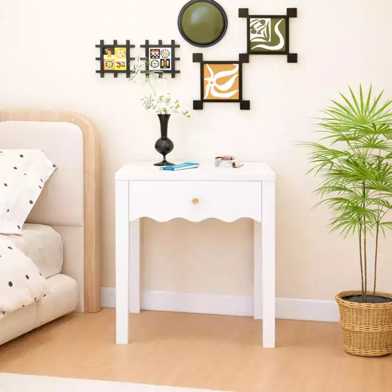 Comodino bianco con cassetto, tavolino moderno da letto con bordo ondulato, tavolino compatto per camera da letto e soggiorno, piccolo tavolino contenitore