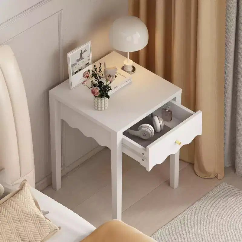Comodino bianco con cassetto, tavolino moderno da letto con bordo ondulato, tavolino compatto per camera da letto e soggiorno, piccolo tavolino contenitore